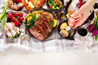 Neşeli Paskalya masası. Etkinlikteki geleneksel yemekler. Tatil konsepti. Üst görünüm, alanı kopyala