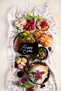 Neşeli Paskalya masası. Etkinlikteki geleneksel yemekler. Tatil konsepti. Üst görünüm