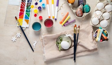 Paskalya yumurtası resmi. Tatiller ve yaratıcılık. Gelenek kavramı. Üst görünüm, afiş