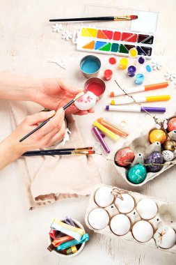 Paskalya yumurtası resmi. Tatiller ve yaratıcılık. Gelenek kavramı. Üst görünüm