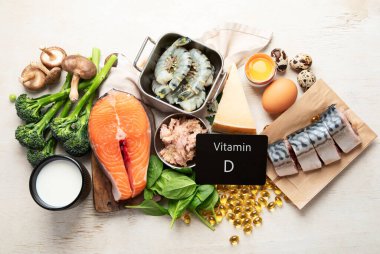 Sağlıklı yiyecekler D vitamini içerir. Beyaz arka planda D vitamini kaynakları. Üst görünüm.