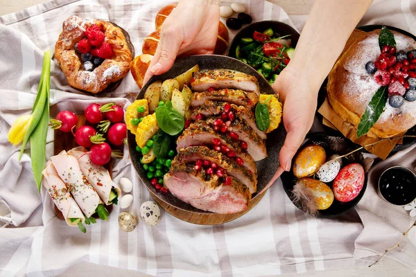 Neşeli Paskalya masası. Etkinlikteki geleneksel yemekler. Tatil konsepti. Üst görünüm