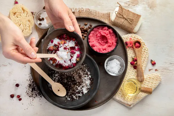 Bir kadının eli doğal bir kahve fırçası gibidir. Cilt bakım kozmetiği. Güzellik konsepti. Üst görünüm