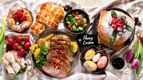 愉快的复活节餐桌 活动中的传统食物 假期的概念 顶部视图 — 图库照片