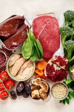 Doğal demir içeren yiyecek. Sağlıklı beslenme. Üst görünüm