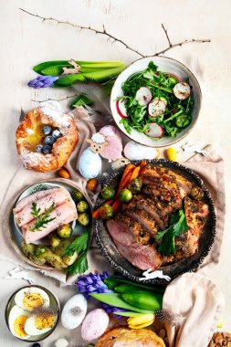 Paskalya yemeği. Geleneksel yemek. Aile bahar etkinliği. Üst görünüm