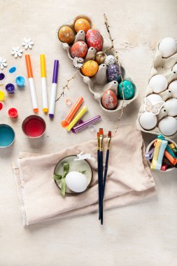 Paskalya yumurtası resmi. Tatiller ve yaratıcılık. Gelenek kavramı. Üst görünüm