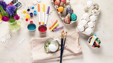 Paskalya yumurtası resmi. Tatiller ve yaratıcılık. Gelenek kavramı. Üst görünüm, afiş