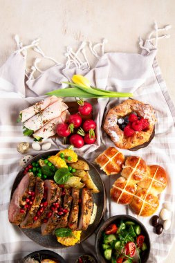 Neşeli Paskalya masası. Etkinlikteki geleneksel yemekler. Tatil konsepti. Üst görünüm