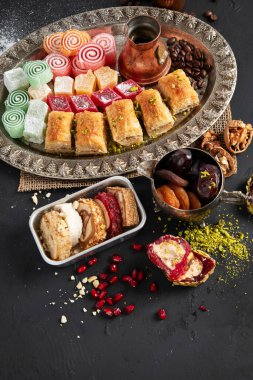 Geleneksel Türk Pastası Pistachio Dry Baklava kahve ve lezzetlerle. Kutlamaların kavramsal görüntüsü. Üst görünüm.