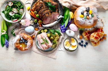 Paskalya yemeği. Geleneksel yemek. Aile bahar etkinliği. Üst görünüm, alanı kopyala