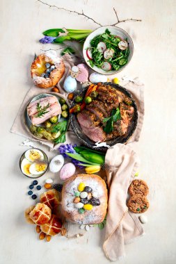 Paskalya yemeği. Geleneksel yemek. Aile bahar etkinliği. Üst görünüm