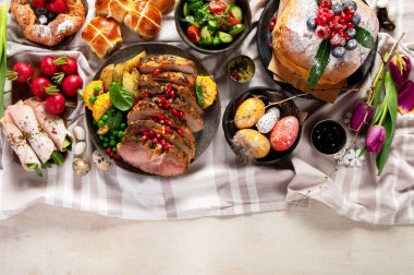 Neşeli Paskalya masası. Etkinlikteki geleneksel yemekler. Tatil konsepti. Üst görünüm