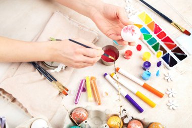 Paskalya yumurtası resmi. Tatiller ve yaratıcılık. Gelenek kavramı.