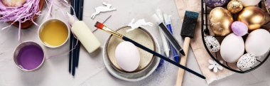 Mutlu Paskalyalar, yumurta boyama. Resimler, kalemler, beyaz arka planda tatil için yumurta boyama süslemeleri. Kopyalama alanı olan Panorama.