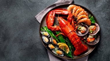 Tabakta büyük kırmızı ıstakoz, karides ve limonlu midye, kıtır sos ve ekmek. Deniz ürünleri konsepti. Üst görünüm, alanı kopyala