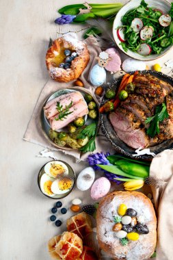 Paskalya yemeği. Geleneksel yemek. Aile bahar etkinliği. Üst görünüm, alanı kopyala