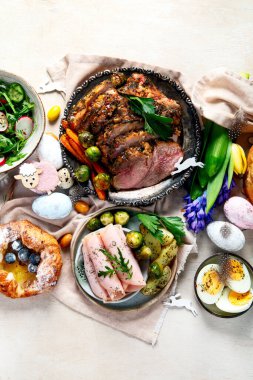 Paskalya yemeği. Geleneksel yemek. Aile bahar etkinliği. Üst görünüm