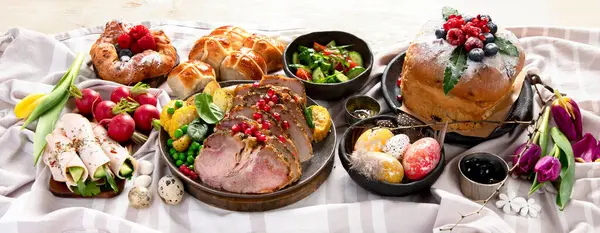 Neşeli Paskalya masası. Etkinlikteki geleneksel yemekler. Tatil konsepti. Üst manzara, panorama
