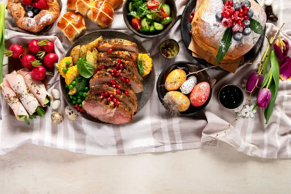 Neşeli Paskalya masası. Etkinlikteki geleneksel yemekler. Tatil konsepti. Üst görünüm