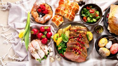 Neşeli Paskalya masası. Etkinlikteki geleneksel yemekler. Tatil konsepti. Üst görünüm, afiş