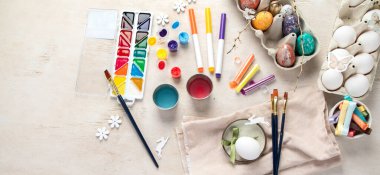 Paskalya yumurtası resmi. Tatiller ve yaratıcılık. Gelenek kavramı. Üst görünüm, alanı kopyala