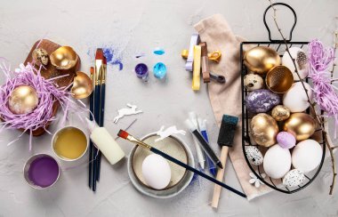 Mutlu Paskalyalar, yumurta boyama. Resimler, kalemler, beyaz arka planda tatil için yumurta boyama süslemeleri..