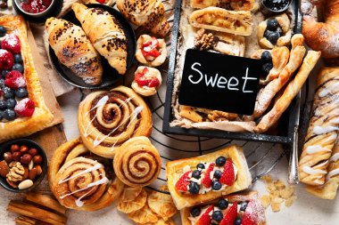 Hafif arka planda tatlı hamur işleri. Üst görünüm