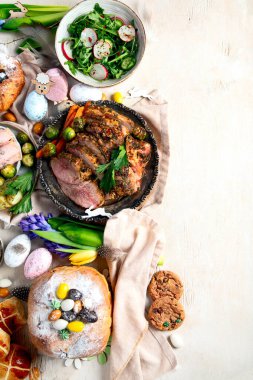 Paskalya yemeği. Geleneksel yemek. Aile bahar etkinliği. Üst görünüm, alanı kopyala