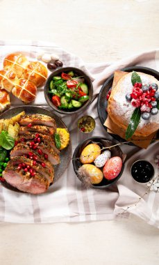 Neşeli Paskalya masası. Etkinlikteki geleneksel yemekler. Tatil konsepti. Üst görünüm