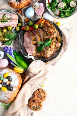 Paskalya yemeği. Geleneksel yemek. Aile bahar etkinliği. Üst görünüm, alanı kopyala