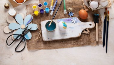 Mutlu Paskalyalar, yumurta boyama. Boyalar, kalemler, beyaz arka planda tatil için yumurta boyama süslemeleri. Üst görünüm.