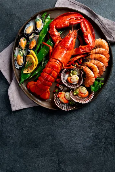 大红龙虾盘中放虾 贻贝盘中放柠檬 茴香和面包 海鲜的概念 顶部视图 — 图库照片