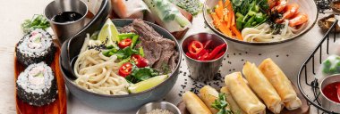 Çeşit çeşit Asya yemeği, Vietnam yemeği. Pho bo, erişte, börek, sos. Üst Manzara. Kopyalama alanı olan Panorama.