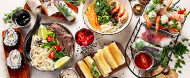 Çeşit çeşit Asya yemeği, Vietnam yemeği. Pho bo, erişte, börek, sos. Üst Manzara. Panorama.