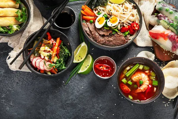 Traditionellt Asiatiskt Matbord Vårrulle Ris Räkor Sushi Grönsaker Kött Mörk — Stockfoto