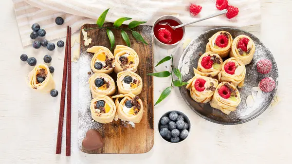 Pancake Sushi Dolce Asiatico Rotoli Con Bacca Formaggio Fresco Frutta — Foto Stock