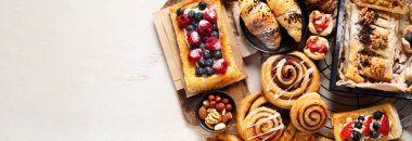 Hafif arka planda tatlı hamur işleri. Üst görünüm, alanı kopyala