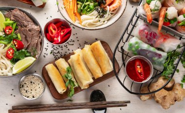 Çeşit çeşit Asya yemeği, Vietnam yemeği. Pho bo, erişte, börek, sos. Üst görünüm.