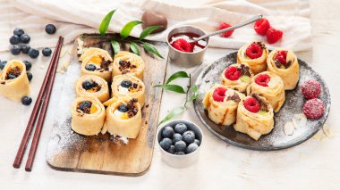 Asya usulü tatlı suşi krepi. Krem peynirli ve meyveli rulo