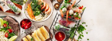 Çeşit çeşit Asya yemeği, Vietnam yemeği. Pho bo, erişte, börek, sos. Üst Manzara. Kopyalama alanı olan Panorama.