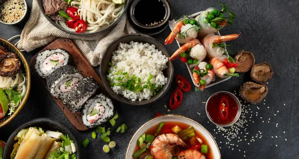 Traditionellt Asiatiskt Matbord Vårrulle Ris Räkor Sushi Grönsaker Kött Mörk — Stockfoto