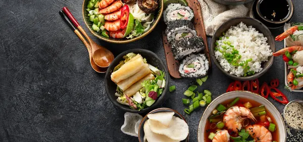 Masa Tradițională Asiatică Rulou Primăvară Orez Creveți Sushi Legume Carne — Fotografie, imagine de stoc