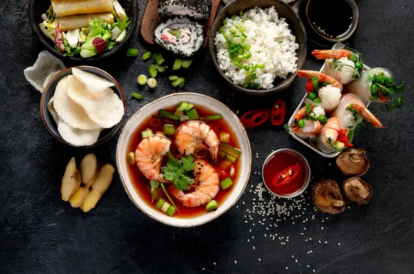 传统的亚洲餐桌 肉在黑暗的背景 顶部视图 — 图库照片