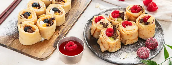 Sushi Pancake Asia Yang Manis Rolls Dengan Krim Keju Berry — Stok Foto