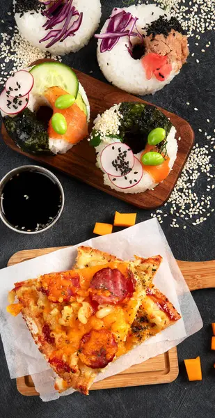 Hrană Hibridă Modă Fundal Întunecat Clatite Sushi Sushi Gogoși Pizza — Fotografie, imagine de stoc