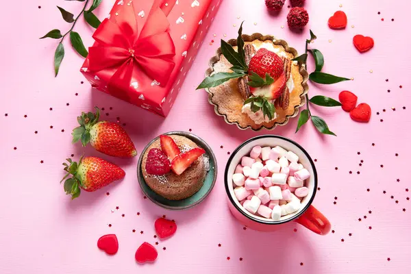 Fundal Roz Festiv Cupcake Căpșuni Ciocolată Băutură Fierbinte Sărbătoarea Zilei — Fotografie, imagine de stoc