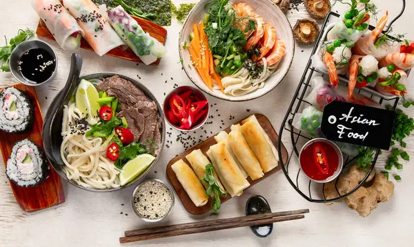 Různé Asijské Jídlo Vietnamské Jídlo Pho Nudle Jarní Závitky Omáčky — Stock fotografie
