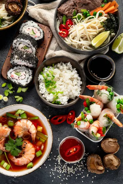 Traditionele Aziatische Eettafel Lente Roll Rijst Garnalen Sushi Groenten Vlees — Stockfoto
