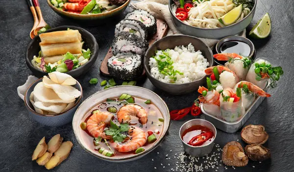 Tradiční Asijský Jídelní Stůl Jarní Závitky Rýže Krevety Sushi Zelenina — Stock fotografie